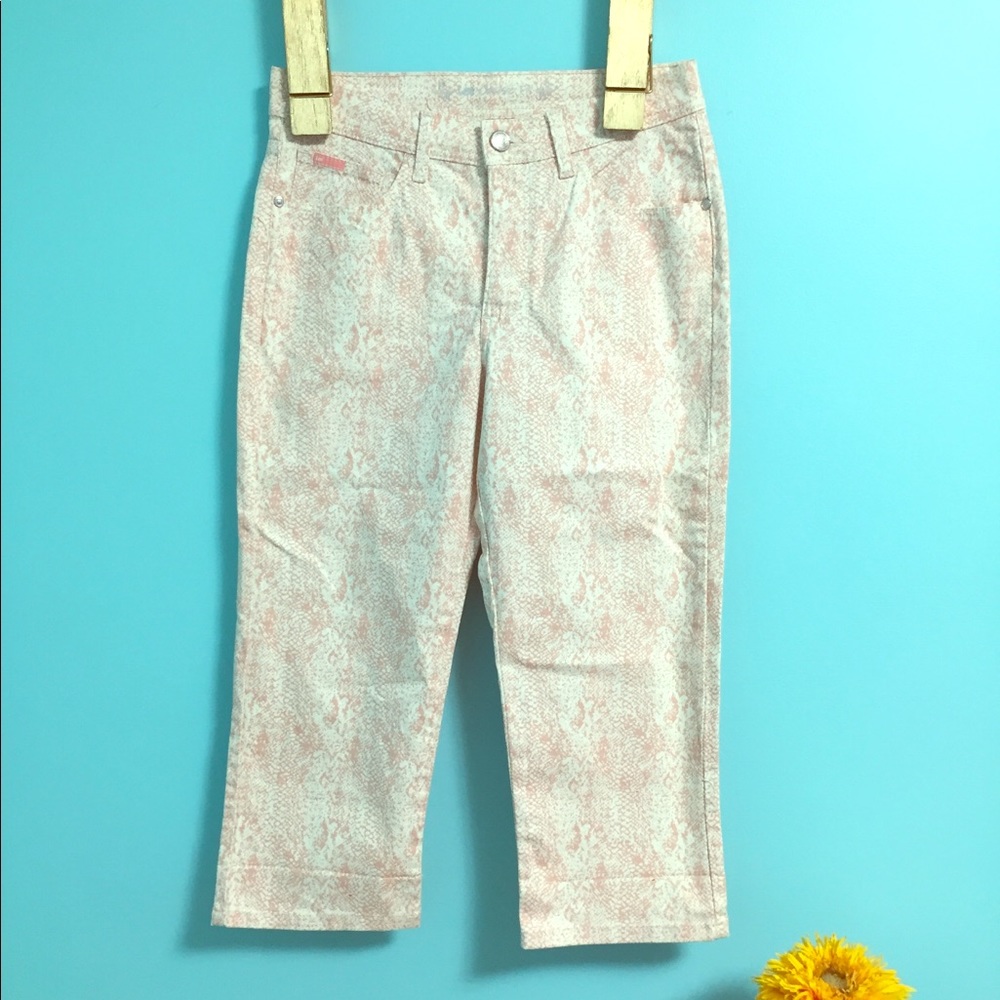 NWOT Lee Classic Fit stretch denim capris